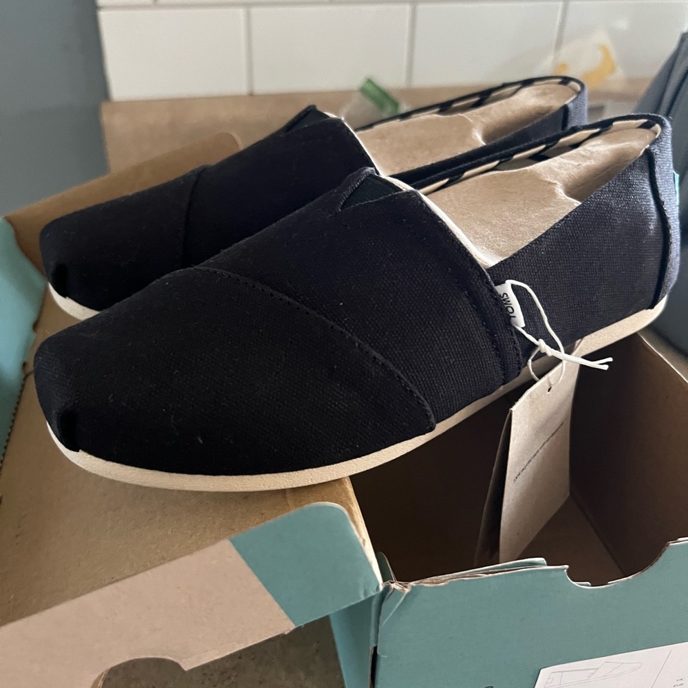 NEW Toms - Black
